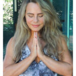 Bruna Lombardi Instagram - Amados estou internada, pois tive uma recaída de uma virose estomacal. Estou fazendo exames e medicada. Já me sentindo bem e no processo de recuperação total. Tanta coisa acontecendo no mundo e a gente percebe o quanto somos vulneráveis e conectados, o quanto tudo nos machuca e faz sofrer. E como é importante que a solidariedade e a empatia estejam em nós e ao nosso redor. Desastres ecológicos decorrentes das mudanças climáticas, viroses e bactérias que nos contaminam e lideres insanos que espalham dor, ódio, guerra e destruição. Que cada um de nós possa trazer o seu melhor para enfrentar cada situação e para ajudar quem precisa com um gesto ou uma palavra de acolhimento. Muito obrigada pelas mensagens de tanto carinho. Estamos perto sempre. 🥰