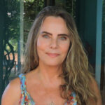 Bruna Lombardi Instagram - A relação estreita que existe entre quem escreve e quem lê. O livro é aquilo que ele significa pra você.⠀ Quem garantir o seu Manual para Corações Machucados na pré venda, vai ganhar um brinde exclusivo⠀ Clique aqui no link que está aqui na Bio.