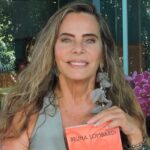 Bruna Lombardi Instagram – Oi amados, finalmente chegou o livro Manual para Corações Machucados! 
A pré-venda já começou e para quem adquirir o livro nesse período vai ganhar um brinde exclusivo.
O link está na minha Bio e essas são as datas e os locais para sessão de autógrafos.

17/04 – São Paulo – Livraria da Travessa (Shopping Iguatemi – Faria Lima) às 18h.

25/04 – Rio de Janeiro – Livraria da Travessa (Shopping Leblon) às 19h.

01/05 – Salvador – Bienal do Livro Bahia (Centro de Convenções) na Arena Jovem às 11h.

Vamos nos encontrar?
😘😘

#livros
#leitura
#sextante
#lançamento
#brunalombardi