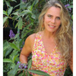 Bruna Lombardi Instagram - Estar na natureza, cuidar de um jardim, ou até de vasos de plantas ajuda a gente a se recuperar. O poder de cura das plantas é abençoado. Vou dar umas dicas: chá de assa peixe pra tosse, camomila pra dormir, chá verde e chá de gengibre têm propriedades anti inflamatórias. Eu estou me curando com chá de espinheira santa bom pro estômago. Quais chás de ervas você gosta de tomar?