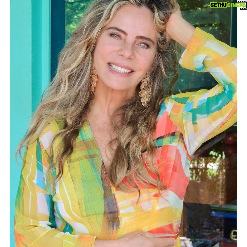 Bruna Lombardi Instagram - Ortega y Gasset disse: "Eu sou eu e minha circunstância. E se não salvo a ela, não me salvo." Todos nós independente de cor, credo, posição social e circunstâncias temos o pleno direito ao bem estar e felicidade. Nunca desista de buscar o que você merece. Uma semana feliz para cada um de vocês, amados.🧡💚💛🌼⭐ #bemestar #plenitude #felicidade #busca