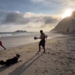 Bruna Lombardi Instagram – Companheiros 🧡

Via: dog_altinha
#redefelicidade
#animals #dog
#beach #happy