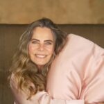 Bruna Lombardi Instagram – Amados, a gente sempre fala de beleza e saúde e isso tem uma base muito importante: o sono.
Um sono sem qualidade reflete em todas os aspectos da nossa vida.
Eu já uso há muitos anos um colchão maravilhoso da Reconflex, mas agora tem uma coisa muito especial:
um travesseiro mágico que não marca o nosso rosto.
Chama BB SILK e ele se amolda aos contornos do rosto, eliminando a pressão que marca a pele e forma aquelas “rugas de sono”… Quem nunca né? rs
Um skincare enquanto a gente dorme super bem.
BB Silk adorei você… ❤️

@reconflex 
publi