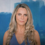 Bruna Lombardi Instagram – Pra vocês, um pouco da minha poesia…

CAIXA DE PANDORA

Depois de abrir a Caixa de Pandora,
o monstro que alimento me devora.
Preciso me livrar do meu invento,
sei que a jornada é o que experimento
e a vida é uma coisa transitória.
Talvez seja necessário o aprendizado
pra poder transformar cada momento
em algo que seja mais iluminado,
pra conseguir encontrar no pensamento
um lado mais sublime e elevado.
Sei que pra isso tenho que enfrentar a dor.
Sei que é preciso essa descida ao inferno
até tocar a profundeza desse amor
que, mesmo nessa vida passageira,
fez a promessa de permanecer eterno.
Não me importa queimar nessa fogueira
e enfrentar noites sem sono e sem ajuda,
nem confrontar os monstros que eu temia.
Agora sei que de repente tudo muda,
e depois da escuridão vem a luz do dia.
Sossega, coração, que essa é a travessia.

#brunalombardi
#redefelicidade 
#poesia
#clímax
#editorasextante
#poesiareunida