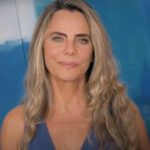 Bruna Lombardi Instagram – Amados, pra vocês um poema do meu livro Clímax.

DELITO

Cometemos grave delito porque depois
dormimos abraçados
e esse foi nosso maior pecado
compartilhar o sono.
Só o amor permite esse prazer.
Querer ficar, permanecer
depois da fúria e do cansaço
e desfrutar desse profundo abraço,
– momento mais pleno-
cometemos um delito de amor,
meu moreno.

#brunalombardi 
#redefelicidade
#editorasextante
#poesia #climax