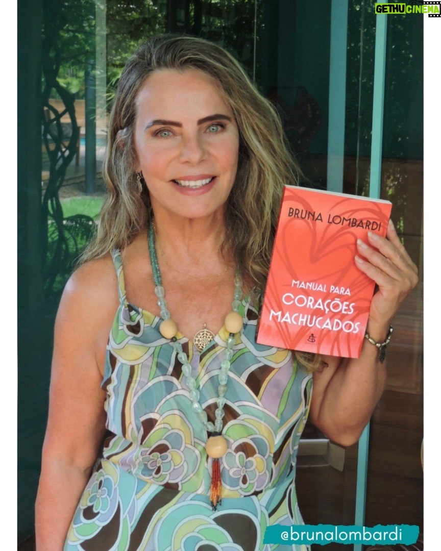 Bruna Lombardi Instagram - Quem vai encontrar comigo? Lançamento do meu livro 📕 Manual para Corações Machucados. 💔 Muita gente já garantiu seu exemplar e quem quiser é só entrar aqui no link na Bio. Olha as datas sessões de autógrafos: Em SP: dia 17 de Abril na Livraria da Travessa no Shopping Iguatemi da Faria Lima, a partir das 18h. e No Rio de Janeiro: dia 25 de Abril na Livraria da Travessa no Shopping Leblon a partir das 19hs. Vamos nos encontrar pessoalmente? Vou adorar ver você lá! Quem vem? Super beijo ❤️