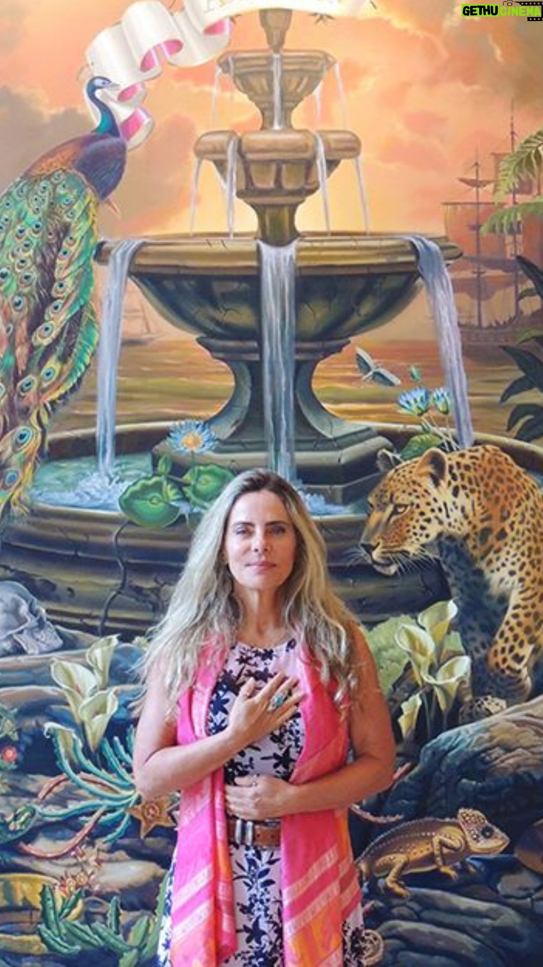 Bruna Lombardi Instagram - Amados, para os cristãos hoje é um dia de reflexão e recolhimento. Existem tantas camadas na passagem da Crucificação, que podemos entender muito do que acontece até hoje. Poder, medo, corrupção, traição, o ódio da multidão e até o perdão estão representados nessa terrível passagem tão significativa para a humanidade. O que aprendemos nesses séculos todos e o que ainda temos que aprender?