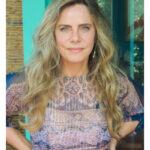 Bruna Lombardi Instagram – Hoje abri ao acaso meu livro “Jogo da Felicidade” como muita gente costuma fazer para ler um pensamento.  E foi esse que dedico a vocês:

Todo percurso é em direção ao que não conhecemos, ao ineditismo da vida. Prepare-se para abraçar tudo o que vier, desafios, paixões, mudanças.
Não saber o que vai acontecer é a grande emoção, a beleza do surpreendente mistério da vida.

#caminho
#desafio
#mudança
#desconhecido