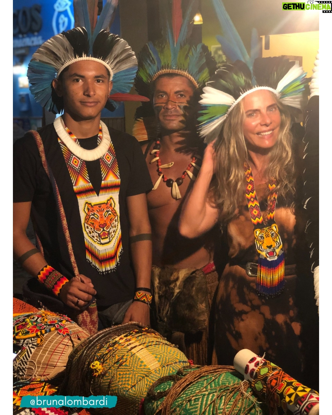 Bruna Lombardi Instagram - Minha vida é entrelaçada pela cultura indígena, sua sabedoria e respeito em lidar com a natureza. Vivi durante um tempo na aldeia dos Iaualapitis no Alto Xingu e devo muito a esse convívio que me tornou o que sou hoje. Lutar pelos povos indígenas é respeitar suas terras e preservar sua cultura. Força para os povos indígenas, os originários do nosso país. #povosindigenas #sabedoria #cuidado #terra #natureza