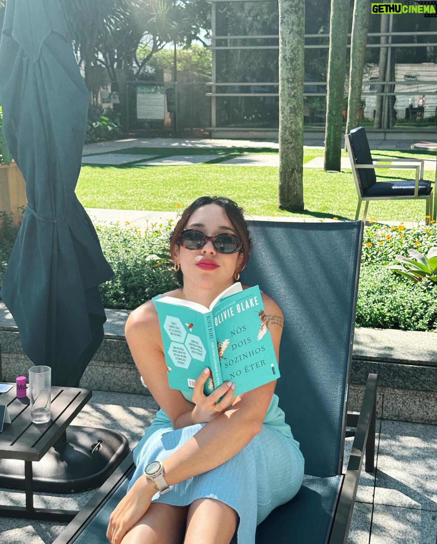 Bruna Vieira Instagram - mergulhando na piscina sem mergulhar na piscina