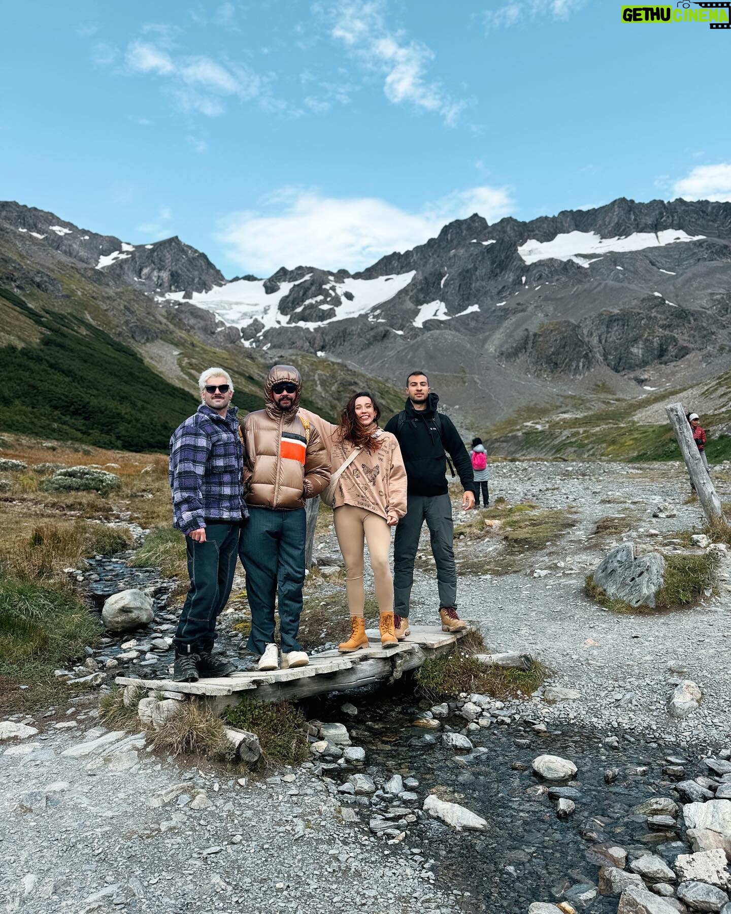 Bruna Vieira Instagram - Encerrando essa viagem com o coração inspirado e grata por ter aceitado fazer parte dessa aventura com @brasileirosemushuaia @brasileirosemelcalafate. Eu ficaria mais uns 10 dias só fazendo trilha, tirando foto das paisagens e conhecendo as mil possibilidades de turismo na Argentina. Pra quem também não gosta muito de frio extremo, vale muito a pena fazer uma viagem assim nessa época do ano.