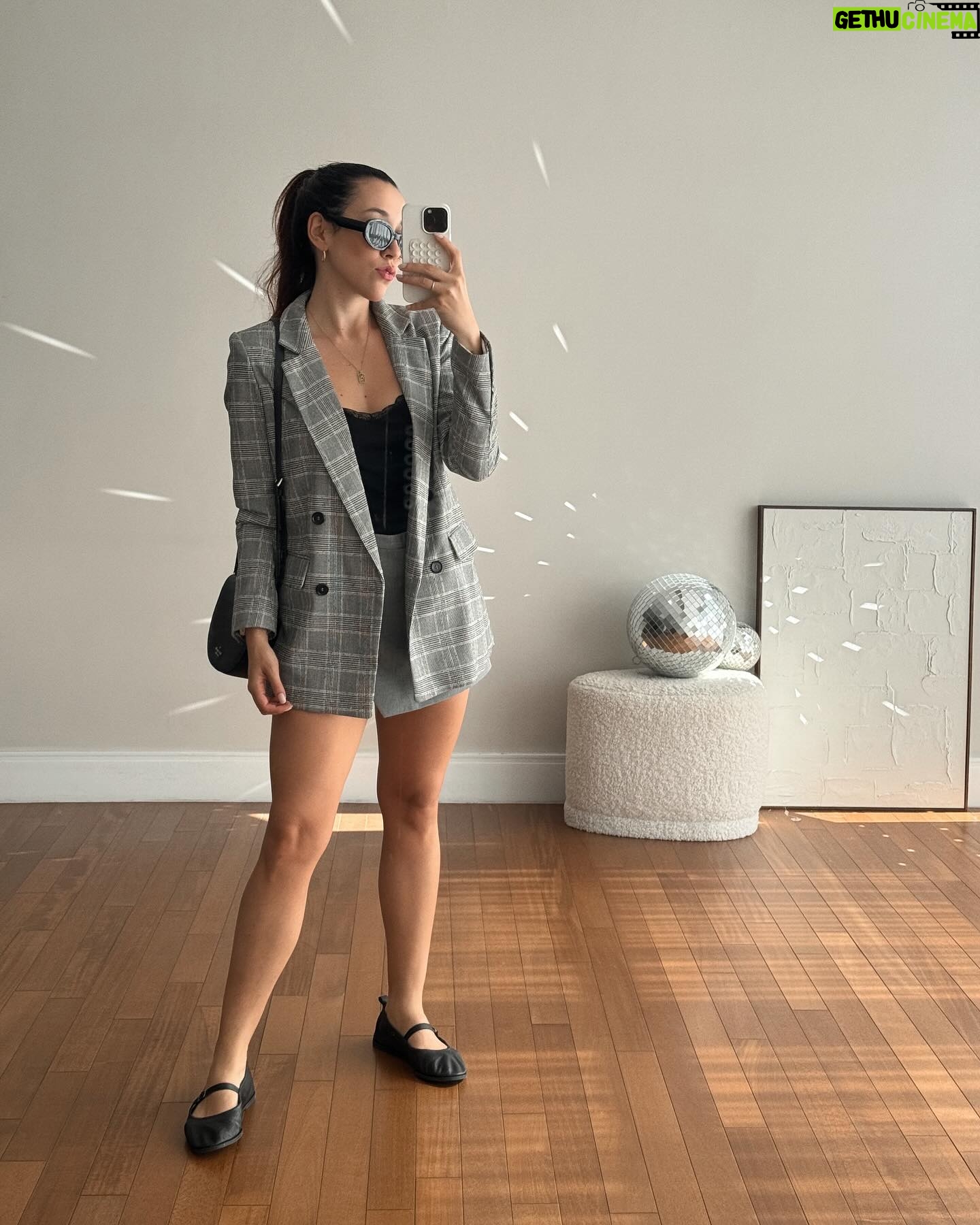 Bruna Vieira Instagram - Último dia do mês e um recap dos looks que usei. Era pra ter mais casaco, mas esse outono não tá colaborando. Qual foi seu fav dessa vez? Me conta 👇🏻✨