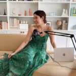 Bruna Vieira Instagram - Passando pra avisar que tem episódio novo do nosso #podcast esperando por você. Siiiim! Depois de ANOS. Espero que vocês gostem desse novo formato. Bom final de semana e descanso, pessoal 🌿✨🪻🎙️