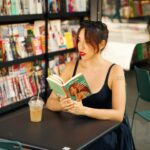 Bruna Vieira Instagram – Levando meu livro pra passear e rindo do que já me fez chorar. O café gelado é porque o calor não me deu opção.