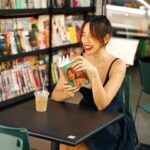 Bruna Vieira Instagram – Levando meu livro pra passear e rindo do que já me fez chorar. O café gelado é porque o calor não me deu opção.