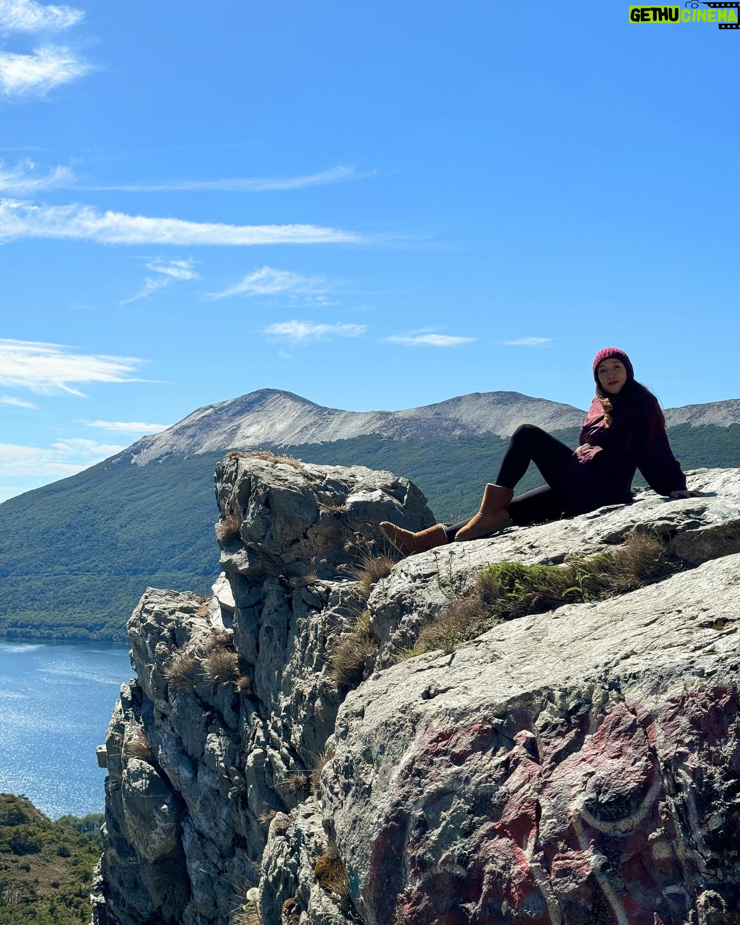 Bruna Vieira Instagram - Encerrando essa viagem com o coração inspirado e grata por ter aceitado fazer parte dessa aventura com @brasileirosemushuaia @brasileirosemelcalafate. Eu ficaria mais uns 10 dias só fazendo trilha, tirando foto das paisagens e conhecendo as mil possibilidades de turismo na Argentina. Pra quem também não gosta muito de frio extremo, vale muito a pena fazer uma viagem assim nessa época do ano.