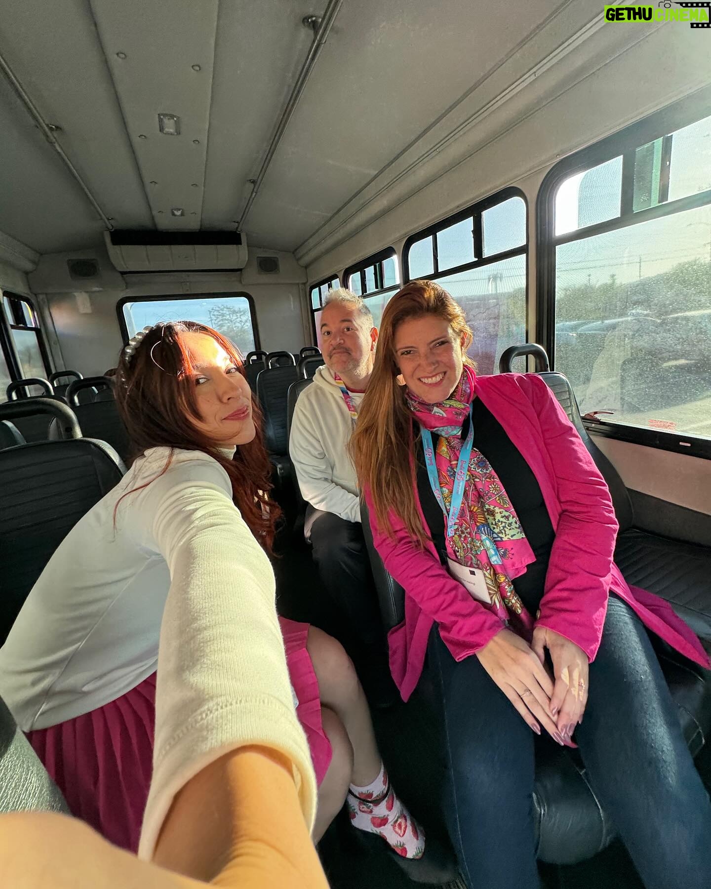 Bruna Vieira Instagram - O aniversário da nossa boneca favorita tá quase chegando e eu tô empolgada pra mostrar os bastidores do lugar lá na Califórnia em que ela é desenvolvida. Spoiler, tá? Uma sequência da viagem com @barbie! 🥹🎀✨✈️ #Barbie65 #BarbieLatam