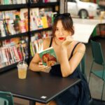 Bruna Vieira Instagram – Levando meu livro pra passear e rindo do que já me fez chorar. O café gelado é porque o calor não me deu opção.