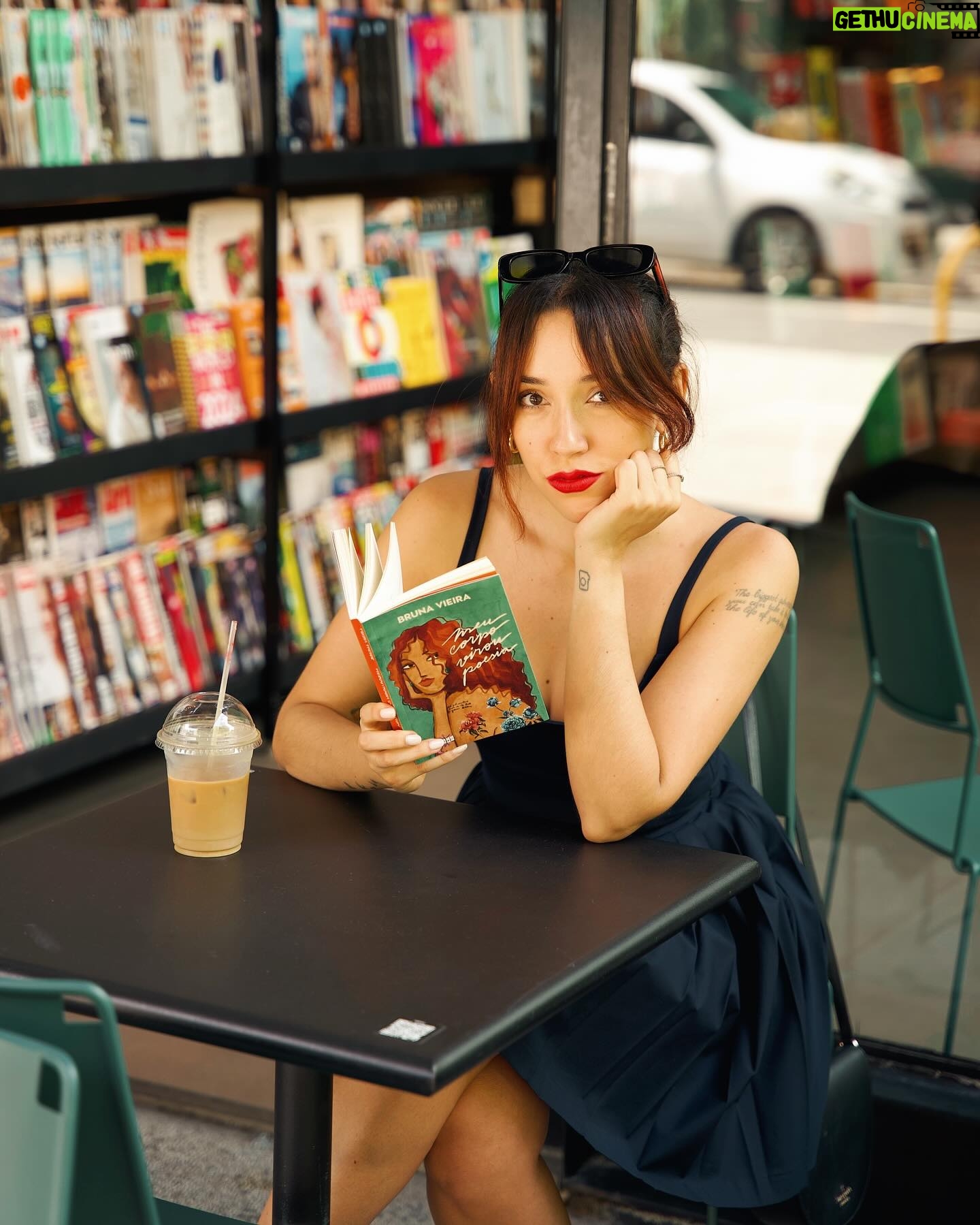 Bruna Vieira Instagram - Levando meu livro pra passear e rindo do que já me fez chorar. O café gelado é porque o calor não me deu opção.