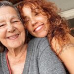 Bruna Vieira Instagram – hoje completa um ano que você existe só na minha memória e eu fiquei me policiando o dia todo pra não pensar nisso porque eu não queria chorar, mas teve uma quina de móvel virtual (a notificação de lembrança do Google Fotos) e eu vi a última foto que tiramos, logo antes de você se despedir, aí já não deu pra evitar. transbordei em silêncio e as lágrimas são de todas versões minhas que já existiram.

você dizia pra todo mundo que eu era uma criança chorona, pois eu cresci e me tornei uma adulta que chora pra se entender. 

Inha, eu continuo estranhando pessoas que eu não conheço direito. continuo vibrando e ficando sem dormir toda vez que existe a possibilidade de uma nova viagem. continuo querendo câmeras digitais de presente de aniversário e Natal. queria poder te mostrar que eu alisei meu cabelo de novo. que eu vendi meu apartamento. que agora eu também tenho joanete no pé direito. que nessa Páscoa ganhamos muitos ovos e como todo tá mundo lá em casa com diabetes, doamos quase tudo. você era a única que podia. você sempre soube que podia tudo. sair da roça, não casar ou mudar de cidade quando bem entender. entre tantas coisas, nos dar amor, afeto e atenção. eu já achei que precisava de coisas que eu não tenho pra ser feliz, mas aí eu lembro que tive você.
