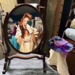 Bruna Vieira Instagram - Última sequência de fotos antes da estreia da nova temporada de #Bridgerton 🐝✨🪞