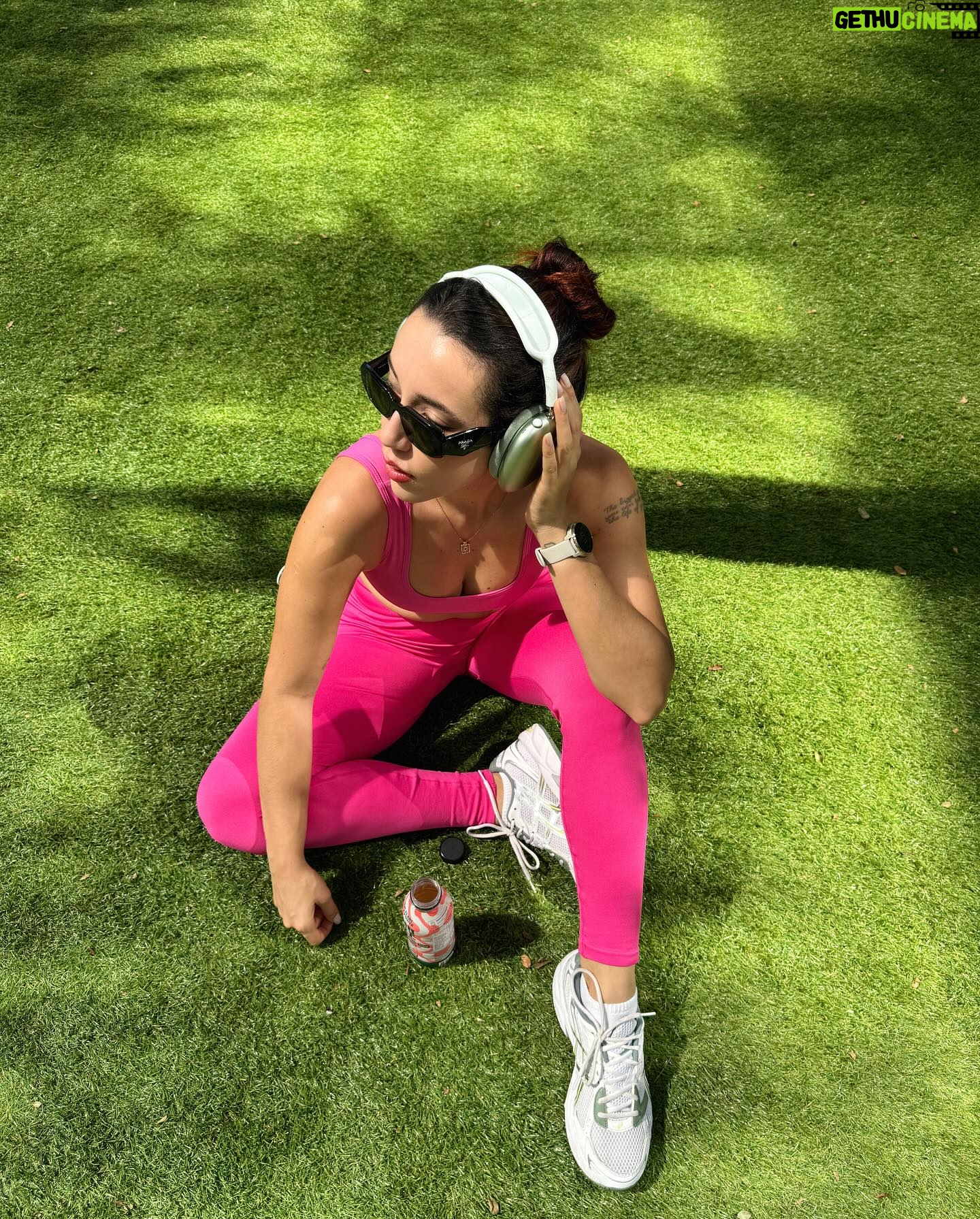 Bruna Vieira Instagram - aquele evento anual em que deliberadamente eu decido usar rosa ✨💖✌🏻🎟️