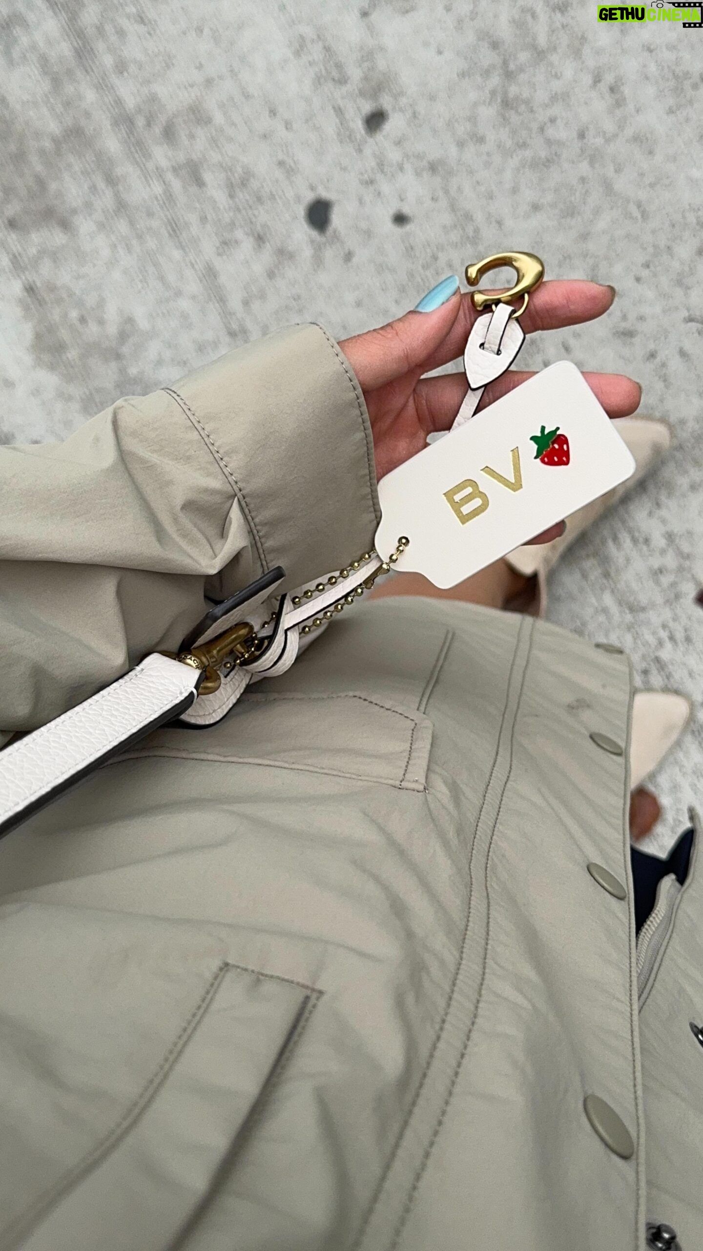 Bruna Vieira Instagram - Você sabia que dá pra personalizar sua bolsa nova na loja da @coach em Los Angeles? Filmei a experiência pra vocês! ✨🍓💫