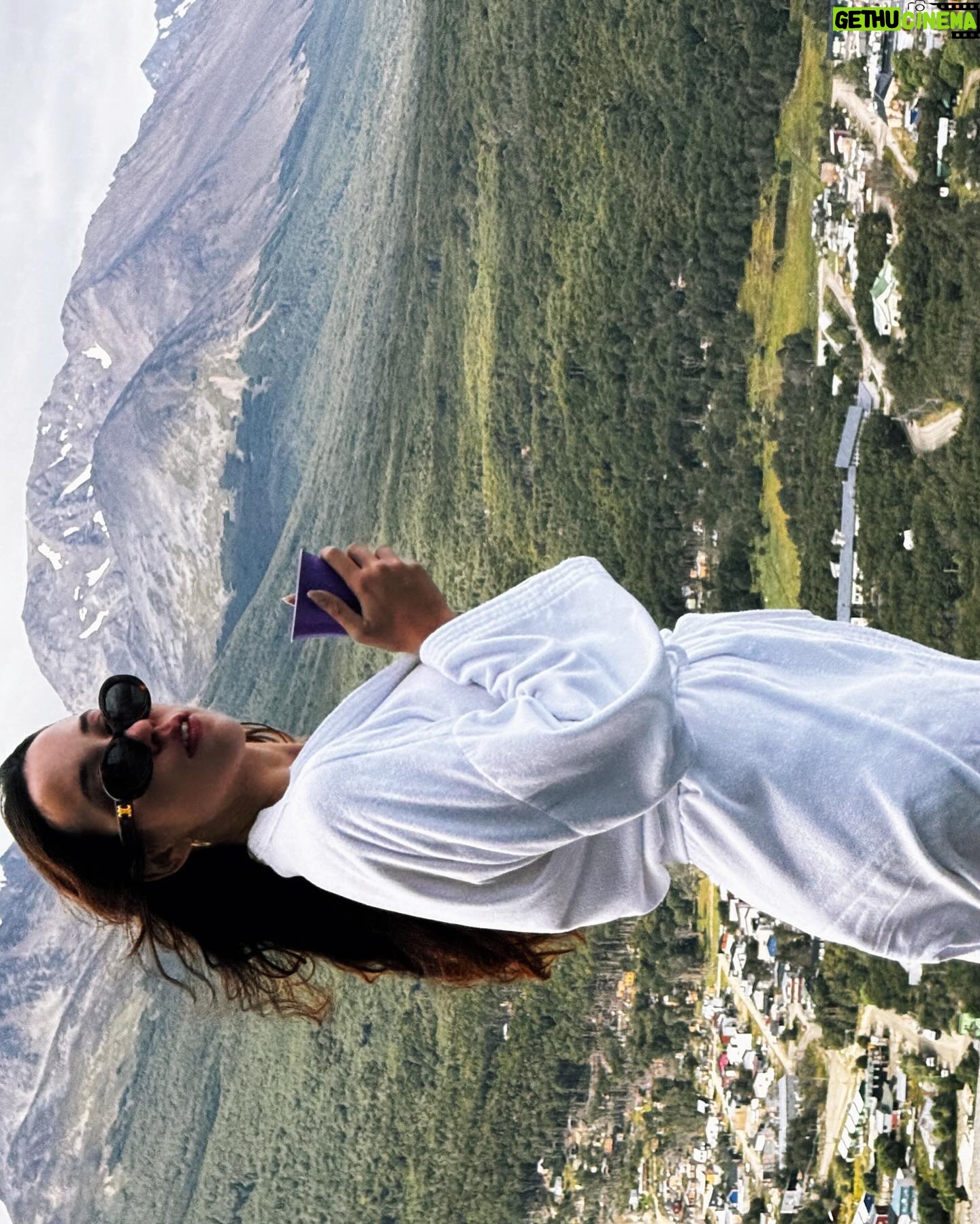 Bruna Vieira Instagram - A combinação perfeita: água beeeem quentinha e o vento das montanhas. Nem preciso dizer meu signo pra falar que quando consigo separo uma manhã ou tarde da viagem pra conhecer um SPA na região, né?! Olha essa vista, gente! 😨🗻❄️🇦🇷