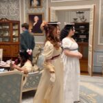 Bruna Vieira Instagram – Diário de set: episódio 01
𝙪𝙢𝙖 𝙫𝙞𝙖𝙜𝙚𝙢 𝙣𝙤 𝙩𝙚𝙢𝙥𝙤 𝙘𝙤𝙢 𝙖 𝙉𝙚𝙩𝙛𝙡𝙞𝙭
📍Inglaterra
@bridgertonnetflix @netflixbrasil
#bridgerton #dreamcometrue
🐝📖🪞✨