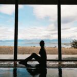 Bruna Vieira Instagram - A combinação perfeita: água beeeem quentinha e o vento das montanhas. Nem preciso dizer meu signo pra falar que quando consigo separo uma manhã ou tarde da viagem pra conhecer um SPA na região, né?! Olha essa vista, gente! 😨🗻❄️🇦🇷