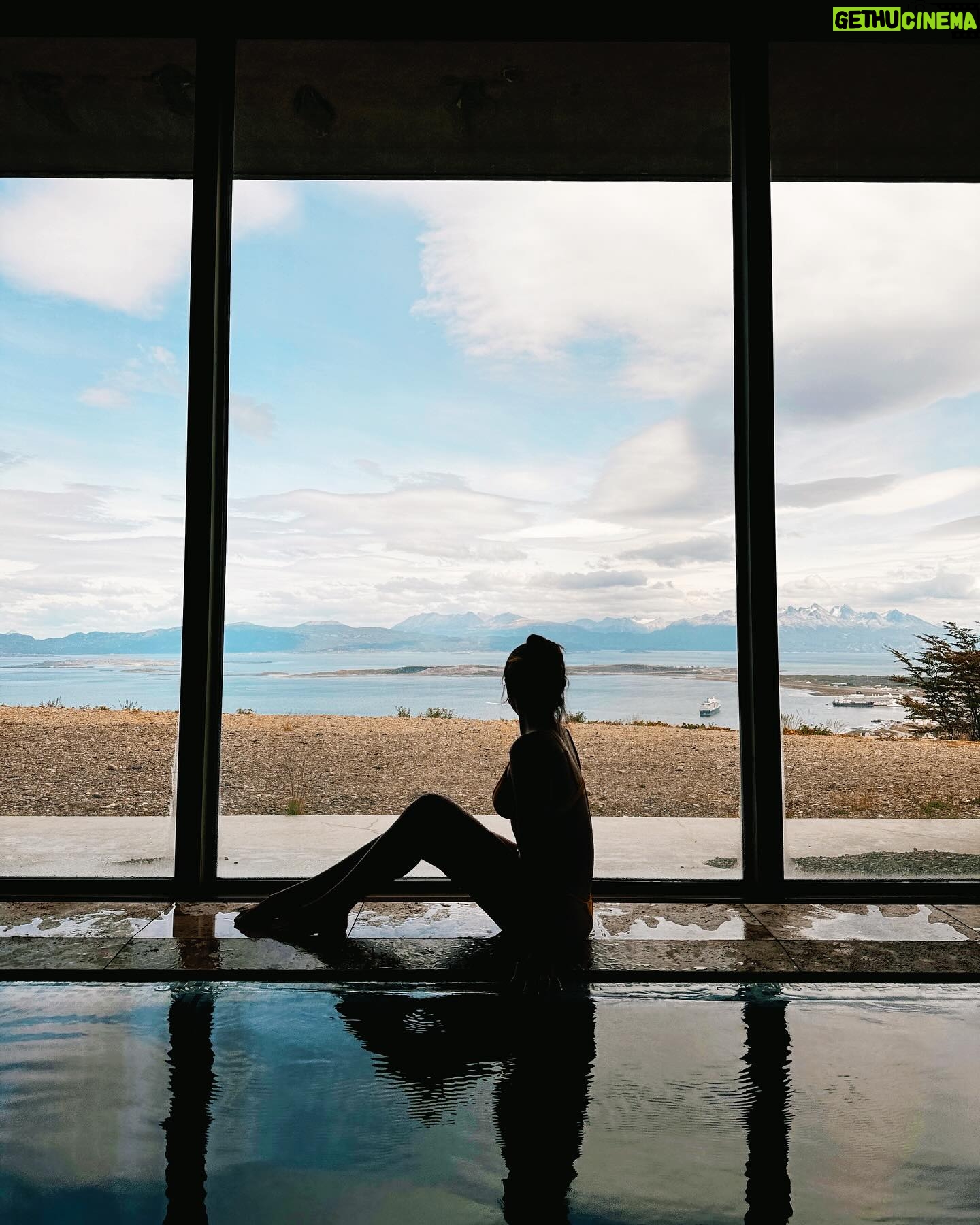 Bruna Vieira Instagram - A combinação perfeita: água beeeem quentinha e o vento das montanhas. Nem preciso dizer meu signo pra falar que quando consigo separo uma manhã ou tarde da viagem pra conhecer um SPA na região, né?! Olha essa vista, gente! 😨🗻❄️🇦🇷