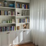 Bruna Vieira Instagram – Esse cômodo é um mix de tudo que me inspira diariamente como artista: fotografia, moda, escrita e livros. Adoro o tanto de luz que entra pela manhã e como essa porta dividiu o ambiente do resto do meu apartamento. 

Percebi ontem que faz tempo que não mostro meu cantinho pra vocês. Passo tantas horas do dia aqui. 

🦋📝🍒🍓