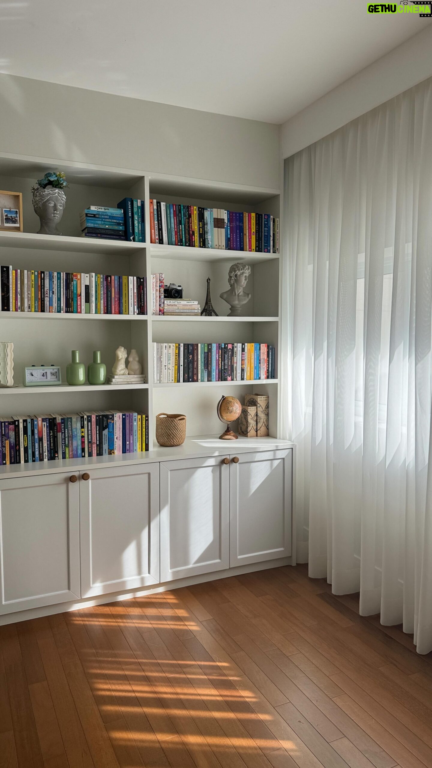 Bruna Vieira Instagram - Esse cômodo é um mix de tudo que me inspira diariamente como artista: fotografia, moda, escrita e livros. Adoro o tanto de luz que entra pela manhã e como essa porta dividiu o ambiente do resto do meu apartamento. Percebi ontem que faz tempo que não mostro meu cantinho pra vocês. Passo tantas horas do dia aqui. 🦋📝🍒🍓