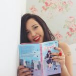 Bruna Vieira Instagram – Feliz Dia Mundial do Livro com essa sequência nostálgica de quando realizei o sonho de publicar minhas primeiras crônicas. De 2012 pra cá tanta coisa aconteceu, tanta coisa mudou, mas algo segue igual: meu amor por contar histórias. Obrigada por me ler, me escutar, me seguir e apoiar há tantos anos. É um privilégio ter você aqui como meu leitor. 📚✨
