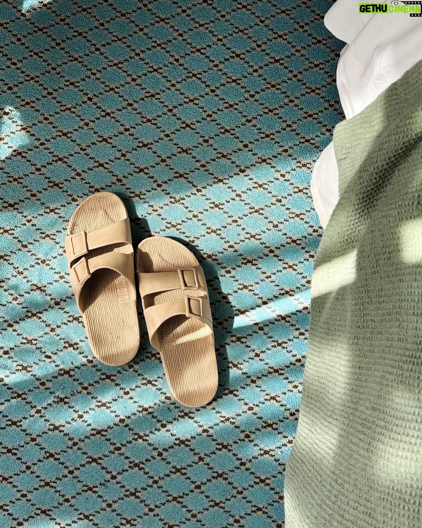 Bruna Vieira Instagram - A combinação perfeita: água beeeem quentinha e o vento das montanhas. Nem preciso dizer meu signo pra falar que quando consigo separo uma manhã ou tarde da viagem pra conhecer um SPA na região, né?! Olha essa vista, gente! 😨🗻❄️🇦🇷