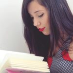 Bruna Vieira Instagram – Feliz Dia Mundial do Livro com essa sequência nostálgica de quando realizei o sonho de publicar minhas primeiras crônicas. De 2012 pra cá tanta coisa aconteceu, tanta coisa mudou, mas algo segue igual: meu amor por contar histórias. Obrigada por me ler, me escutar, me seguir e apoiar há tantos anos. É um privilégio ter você aqui como meu leitor. 📚✨