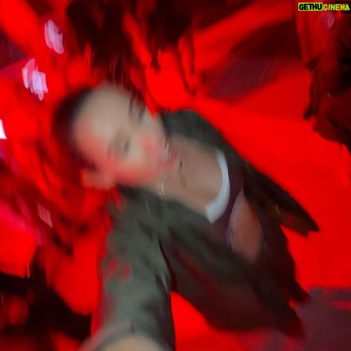 Bruna Vieira Instagram - Chove no #Lolla, mas a gente corre, canta junto e se diverte mesmo assim. Obrigada pela companhia, @auanasonsin. Amo você! ☔️🎵