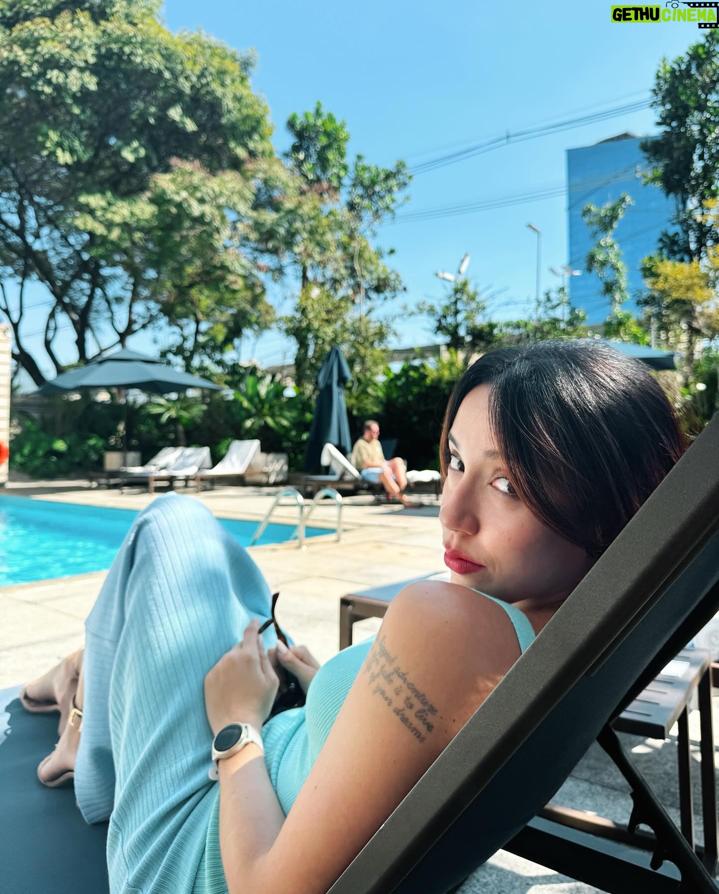 Bruna Vieira Instagram - mergulhando na piscina sem mergulhar na piscina
