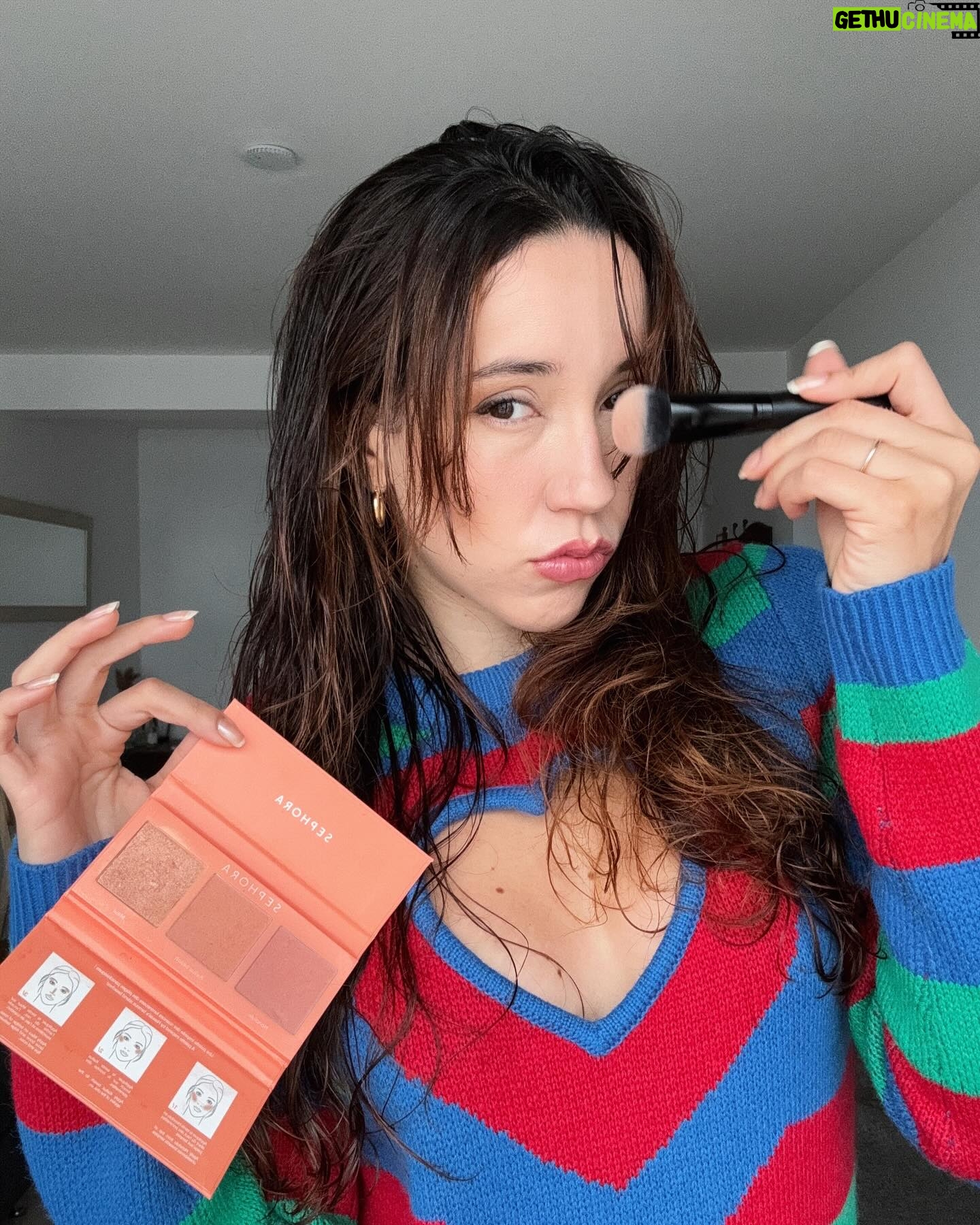 Bruna Vieira Instagram - E aí, coração no busto ou nas costas? Queria levar cor pro frio e esse quase 🌈 me fez feliz