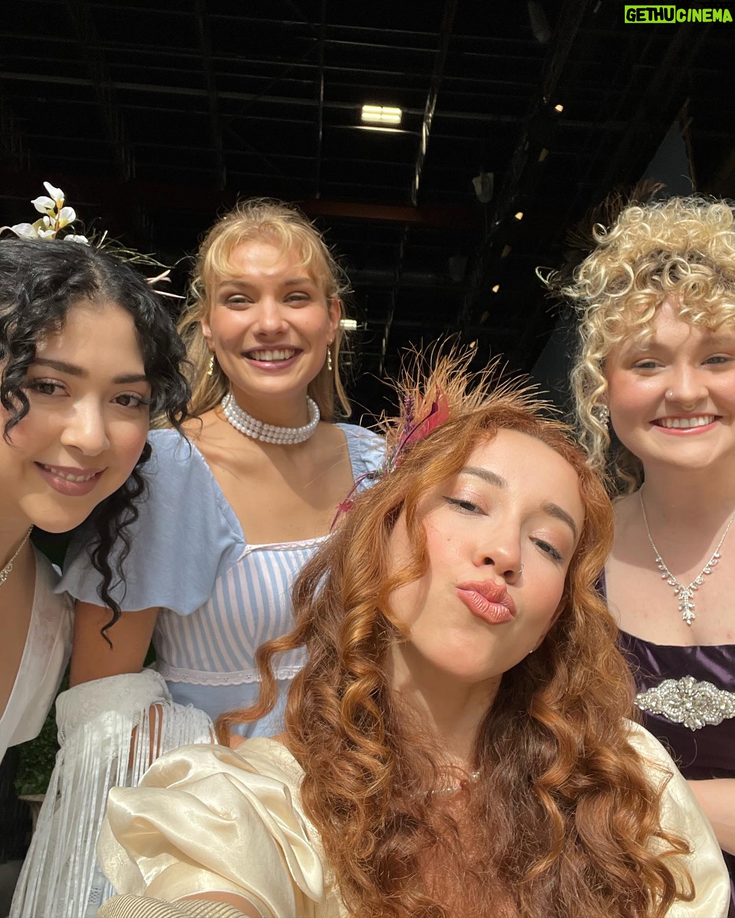 Bruna Vieira Instagram - Última sequência de fotos antes da estreia da nova temporada de #Bridgerton 🐝✨🪞
