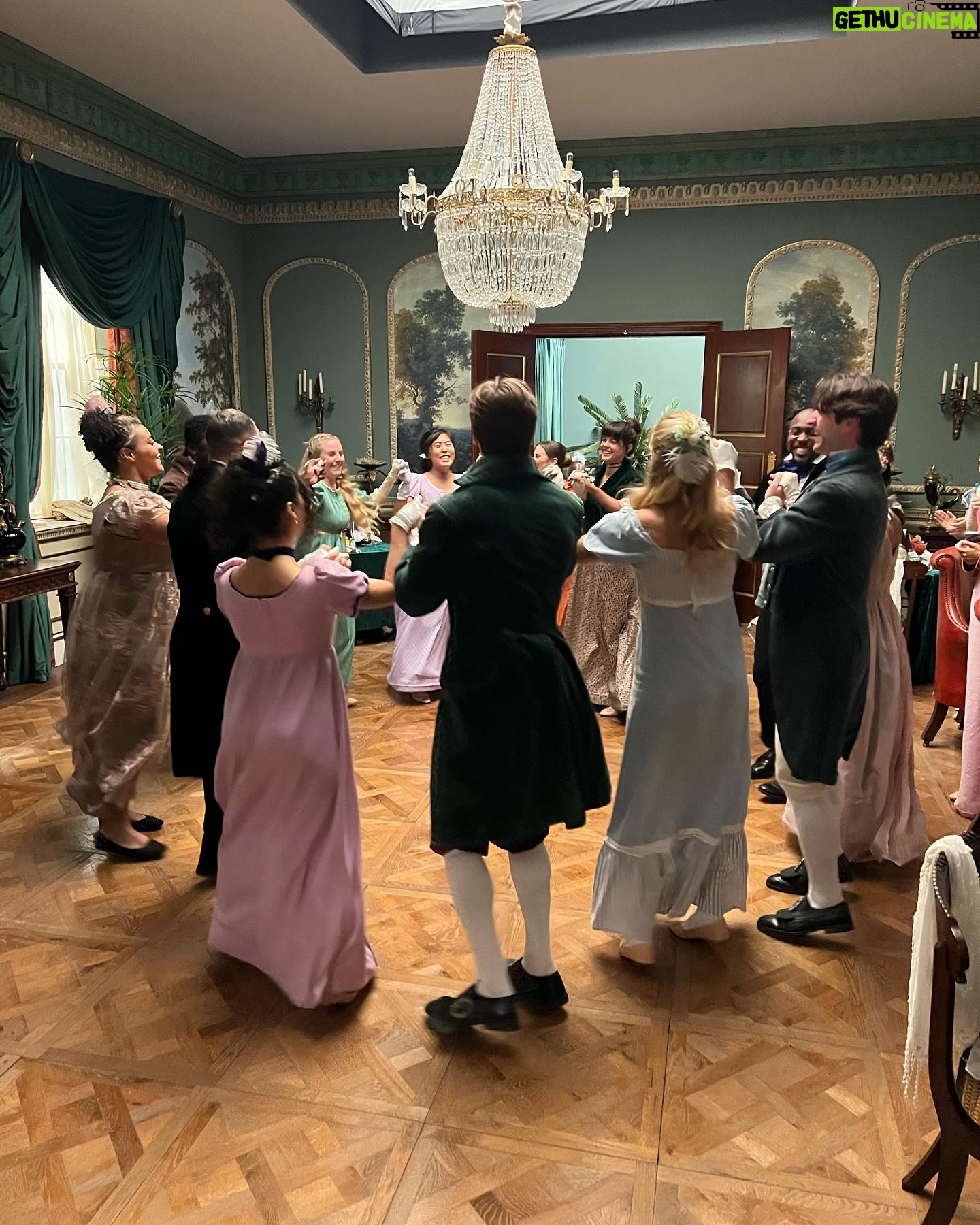 Bruna Vieira Instagram - Última sequência de fotos antes da estreia da nova temporada de #Bridgerton 🐝✨🪞