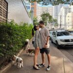 Bruna Vieira Instagram - sigo aqui resignificando o astigmatismo porque quando te vejo de longe penso “que homem lindo socorro” aí de perto descubro “caraca! é meu namorado!!!”