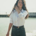 Buçe Buse Kahraman Instagram - Mücevherlerime sevdiklerimle ilgili semboller eklemeyi ve onları yanımda taşımayı çok seviyorum. Pandora sayesinde sevdiklerim hep yanımda… Bu charm’daki güneş ve ay abimle beni simgeliyor. Bana çocukluğumuzu hatırlatıyor. Ne kadar farklı olursak olalım ruhlarımızın hep kucaklaşıyor oluşunu... Pandora’ya göre sevginin kaynağı sensin, sevgi seninle başlıyor. İçimdeki çocuğu her zaman hatırlamak için anılarımı hep yanımda taşıyorum. Çünkü her halimi, her yaşımı ayrı seviyorum. #BeLove #ShotforPandora @theofficialpandora #işbirliği