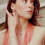 Buçe Buse Kahraman Instagram - Bahar havasını hissetmeye başladık 🌸 Doğanın güzelliği ve enerjisini çook seviyorum. Mücevherlerimde de sevdiğim şeylerden ilham alarak unutmak istemediğim hisleri hep yanımda taşıyorum. Sen de Pandora ile baharın taze cazibesini hisset! #BeLove #ShotforPandora @theofficialpandora #işbirliği