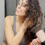 Buçe Buse Kahraman Instagram - 🌞Saçlarımı Dyson Supersonic saç kurutma makinesi ile doğal haline bırakmayı çok seviyorum. Aşırı ısı olmadan, saçlarımı kolayca şekillendirebilmek de en güzel özelliklerinden biri. Özel olarak tasarlanan Ceramic Pop rengiyle saç bakım rutinlerim artık daha hızlı ve eğlenceli🌞 #işbirliği #dysonbeauty @dysonturkiye
