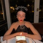 Buçe Buse Kahraman Instagram - ben her şeyi abartıyorum galiba kafamdaki taçtan belli olduğu üzere… yaşamayı, sevmeyi, küçücük şeyleri. iyi ki de öyle yapıyorum, iyi ki kendimin elini hiç bırakmıyorum, bahçemde her şey kendi halinde ve özgür. “hayatı bir şölen gibi yaşamayı severim, her bir günü bir diğerinden ayırarak aynı özenle” iyi ki diyorum var olmaya🤍