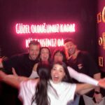 Buçe Buse Kahraman Instagram - say baştan🤓 1-hayat biraz da trafikte kiminle kaldığınla ilgiliydi 2-bi küçük miyuv meselesi 3-güzelsin istanbul 4-büyüteç ya da büyümeteç 5-ansızın yüzük falı bakılır 6-maşalar ve kıvrıkrıklar 7-şu etkinlik bilekliklerini damara kadar takma yağmur 8-hayat bazen 9-istediğimiz her an sevdiklerimizle olabilseydik mussmutlu olurduk 10-bu pozdan emin miydik ya