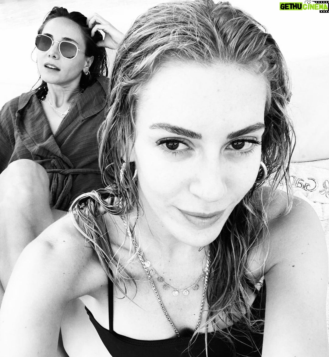 Burçin Terzioğlu Instagram - Kardeşim,dostum, yoldaşım🤍İyi ki doğdun. Seni çok seviyorum #kıymetlim @sinemkobal ♥️