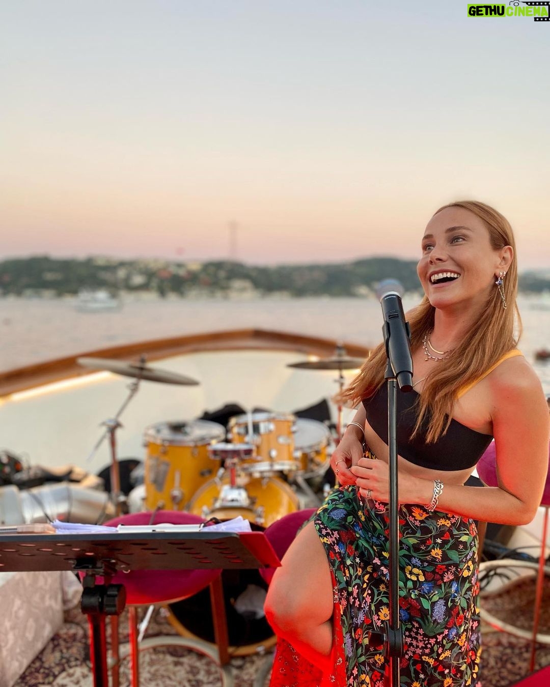 Burçin Terzioğlu Instagram - Sahane bir aksam. Goose on the water 🧡