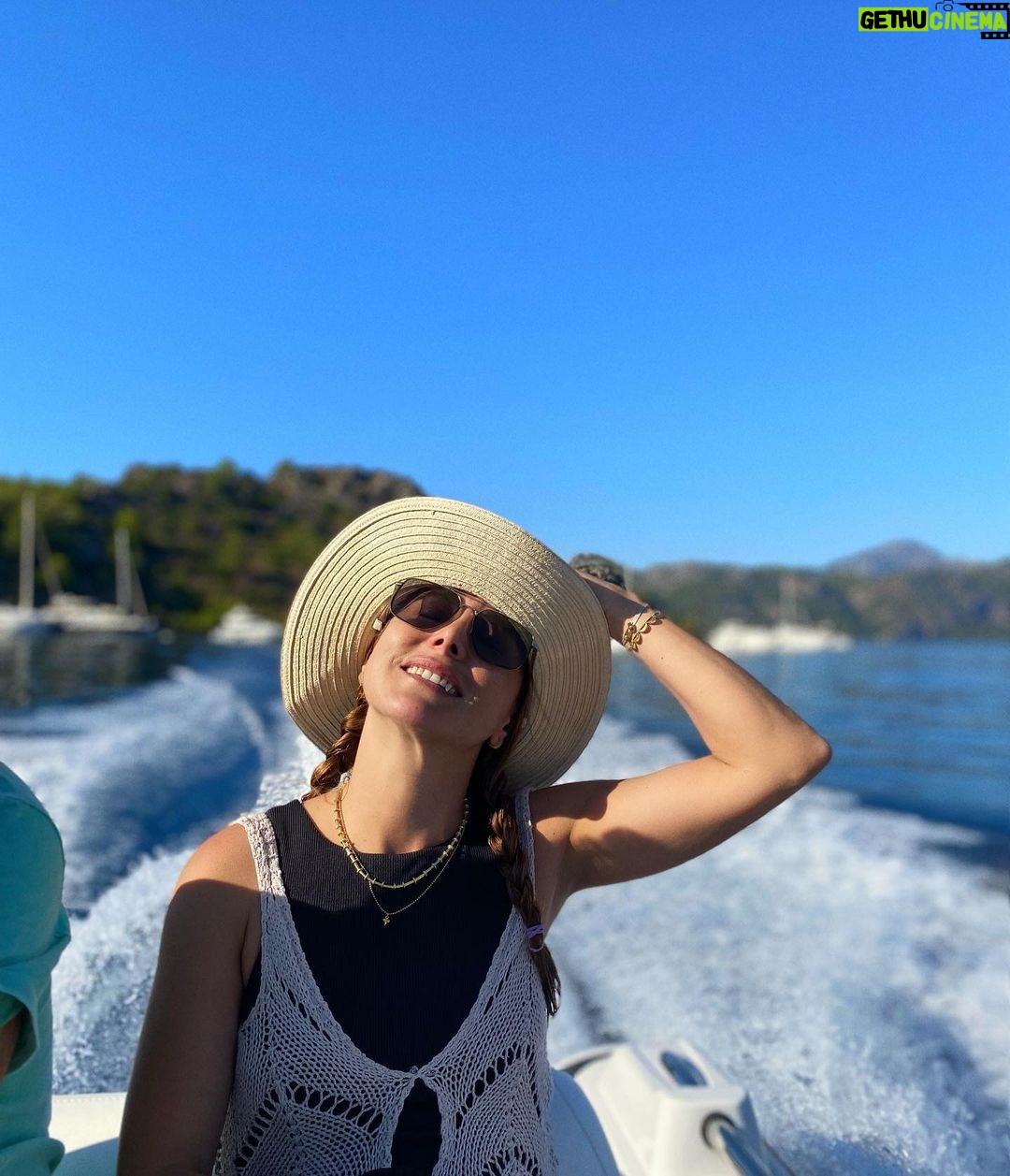 Burçin Terzioğlu Instagram - Photobomb 💙